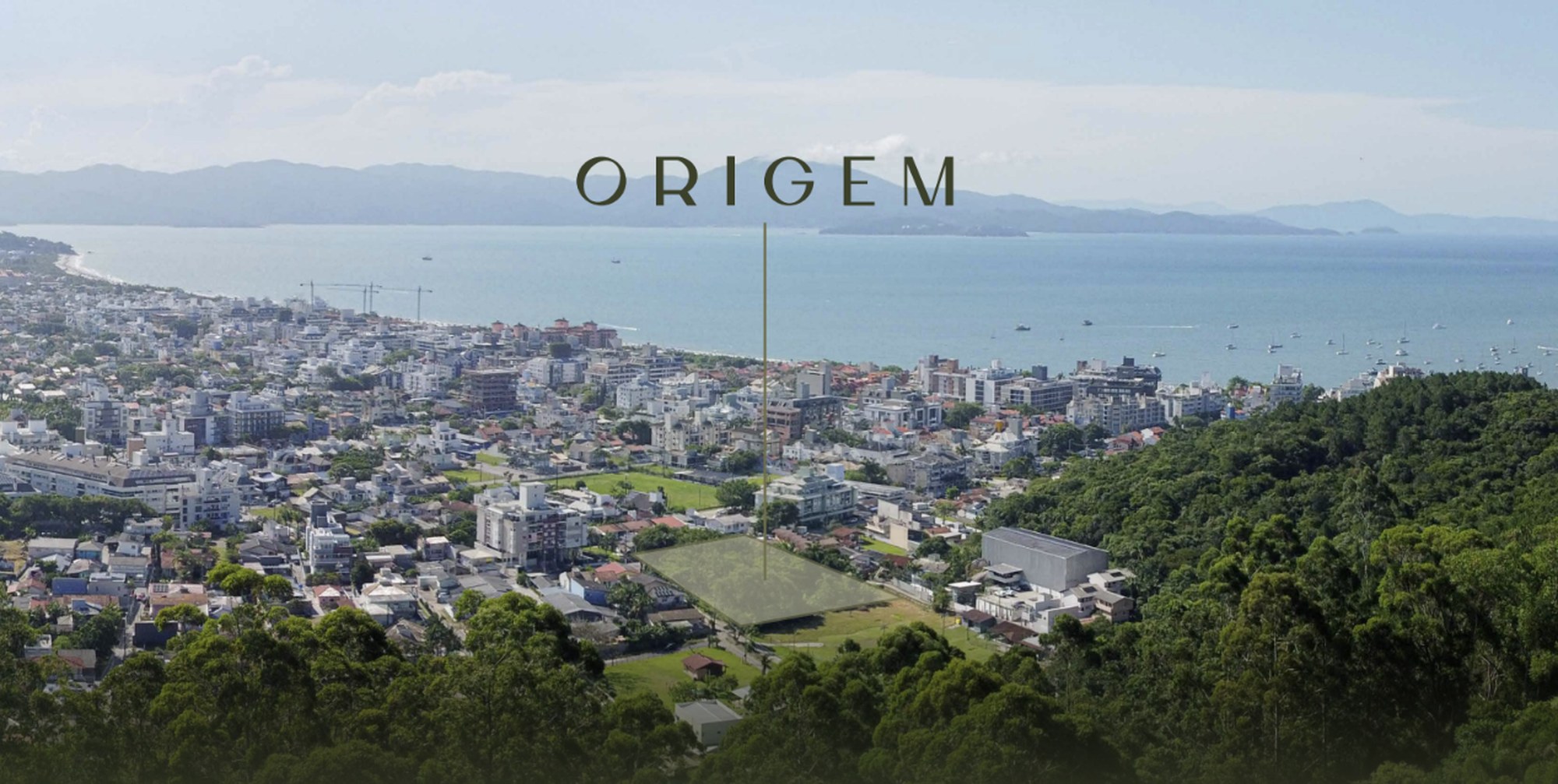 Vista aérea de Jurerê com o terreno do Origem destacado, entre o morro e o mar